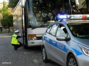 Policjant sprawdza opony w autobusie