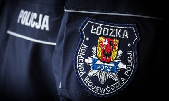 Rękaw policyjnego mundury z naszywką &quot;Policja Województwa Łódzkiego&quot;