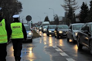 Policjanci przy drodze kontrolują samochody