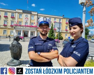 Policjant i policjantka, w tle budynek Urzędu Miasta Zgierza oraz figura jeża