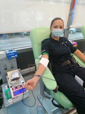 Policjantka w mundurze oddaje krew