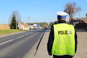 Policjant ruchu drogowego obserwuje drogę