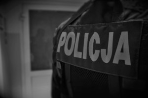 Napis policja na plecach policjanta