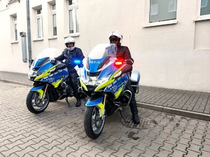 Policjanci na motocyklach.