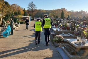 Policjanci patrolują cmentarz