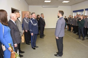 Dowódca uroczystości składa meldunek Zastępcy Komendanta Wojewódzkiego Policji w Łodzi