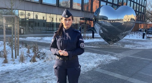 policjantka w mundurze stojąca na ulicy