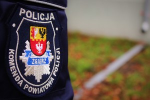 Logo policji zgierskiej na rękawie munduru