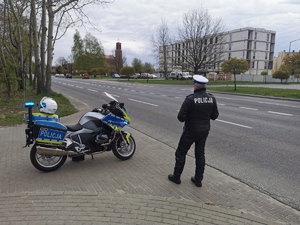 policjant ruchu drogowego z motocyklem podczas pracy statycznej