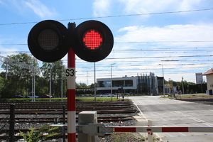 sygnalizator przed wjazdem na przejazd z włączonym światłem czerwonym