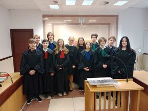 uczniowie w togach wraz z prezes Sądu Dorotą Kłos-Wasińską