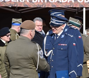 Gratulacje Komendanta Wojewódzkiego nowemu dowódcy, na zdjęciu umundurowany policjant i żołnierz
